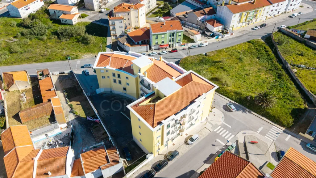 Apartamento T2 com varandas e arrecadação em Peniche