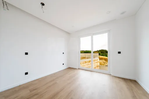 Moradia V3  moderna com piscina, vista de campo e excelente localização  Matas – Lourinhã
