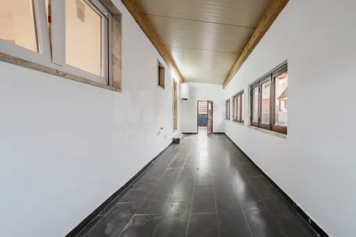Moradia T3 com comércio e terraço no Coto