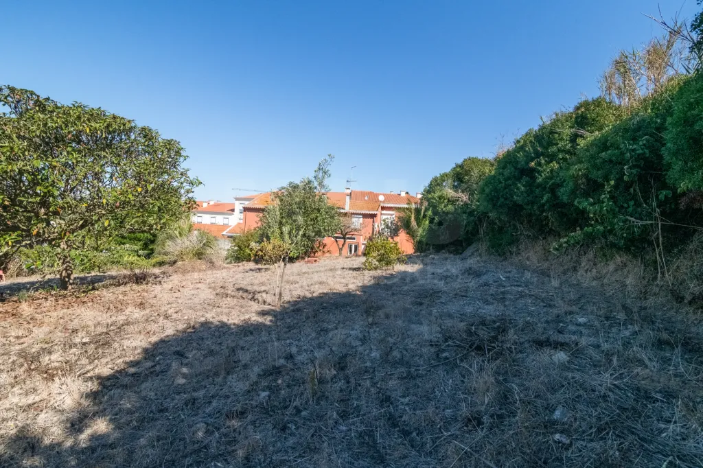 Duas Moradias com Terreno de 1.480 m² no centro da Lourinhã