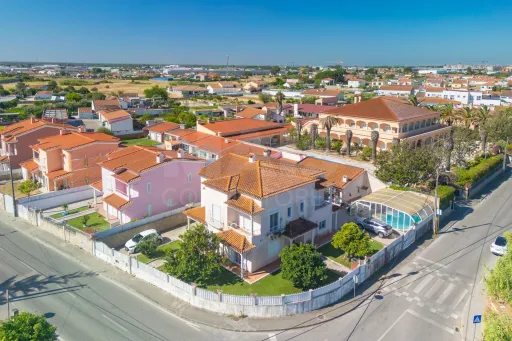 Moradia T4 com piscina coberta e garagem para duas viaturas em Samora Correia.
