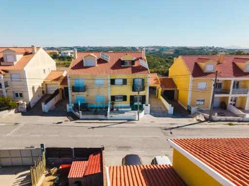 Moradia T3+1 pronta a habitar | Garagem fechada, pátio com churrasqueira e a 5 min das praias !