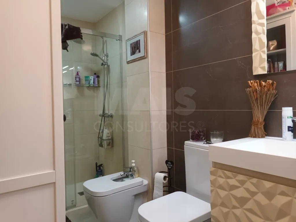 Apartamento T1+1(e loja) na Castanheira do Ribatejo.