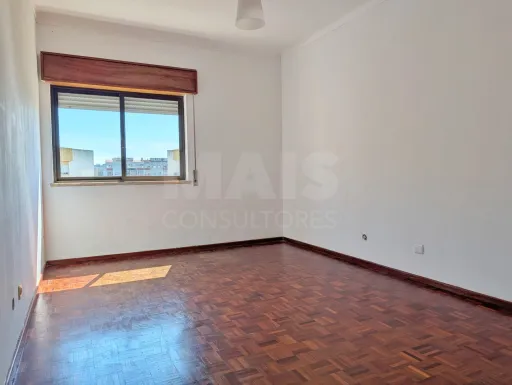 Apartamento T2 com 2 varandas fechadas e Prédio com Elevador – Varzinha, Setúbal