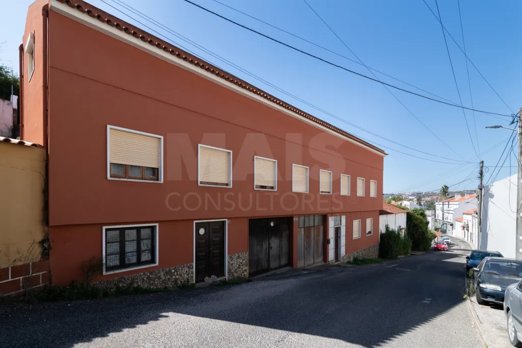 Prédio em propriedade total, localizado numa zona central da Lourinhã,