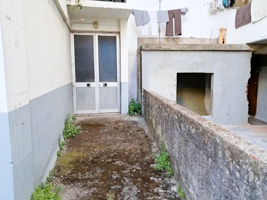Armazém com Logradouro e Duas Entradas Principais - Centro de Castelo Branco