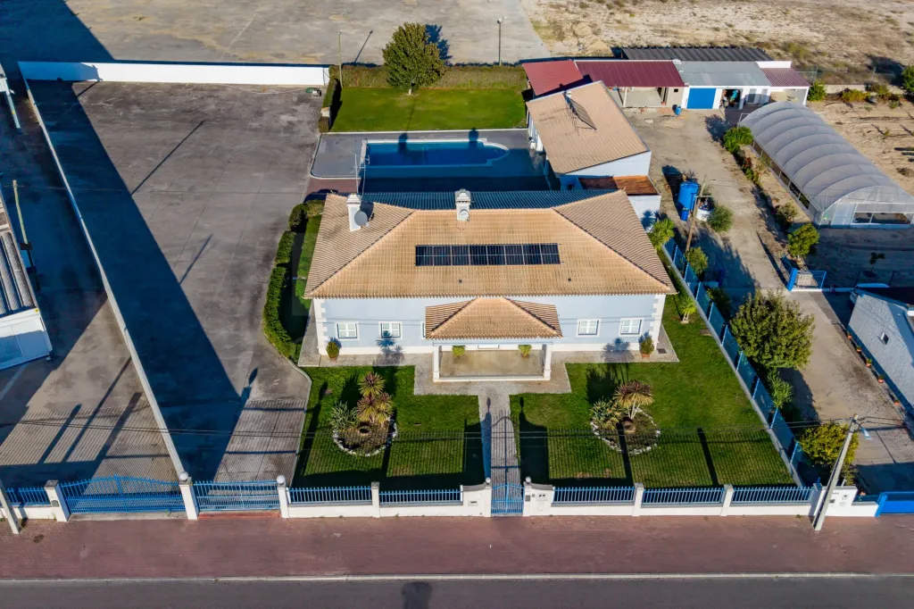 4-Bedroom House with Pool, 3 Garages, and 3,179 m² of Land in Almeirim