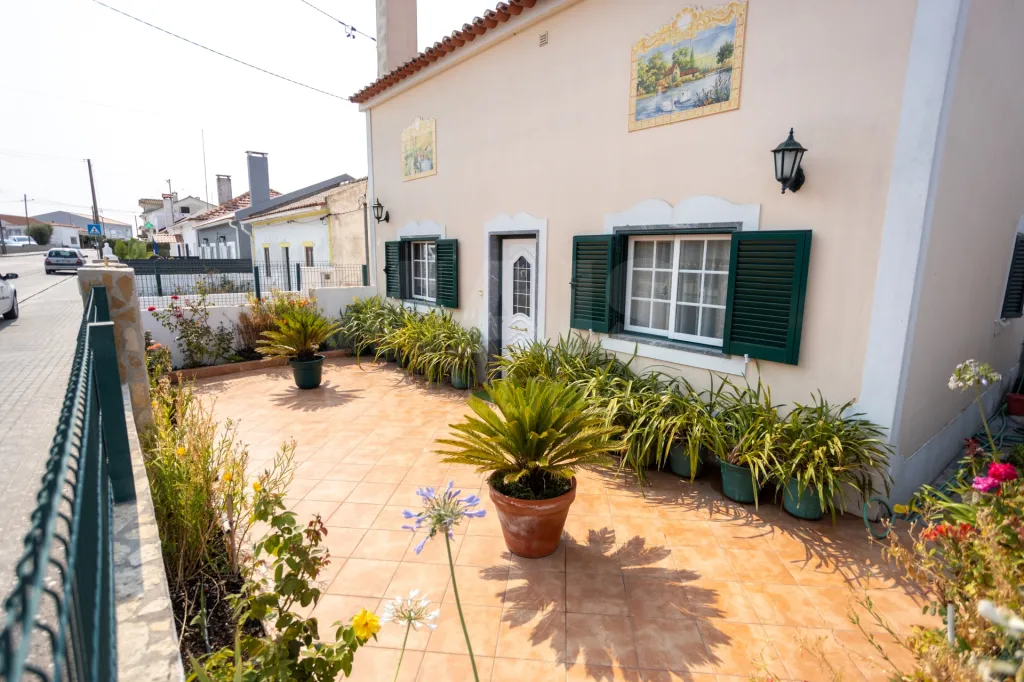Moradia T3 isolada com Garagem na Branca