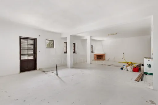 Moradia T4 com cave, garagem e quintal no centro de Peniche
