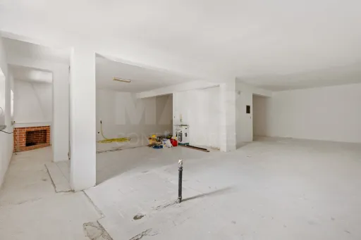 Moradia T4 com cave, garagem e quintal no centro de Peniche
