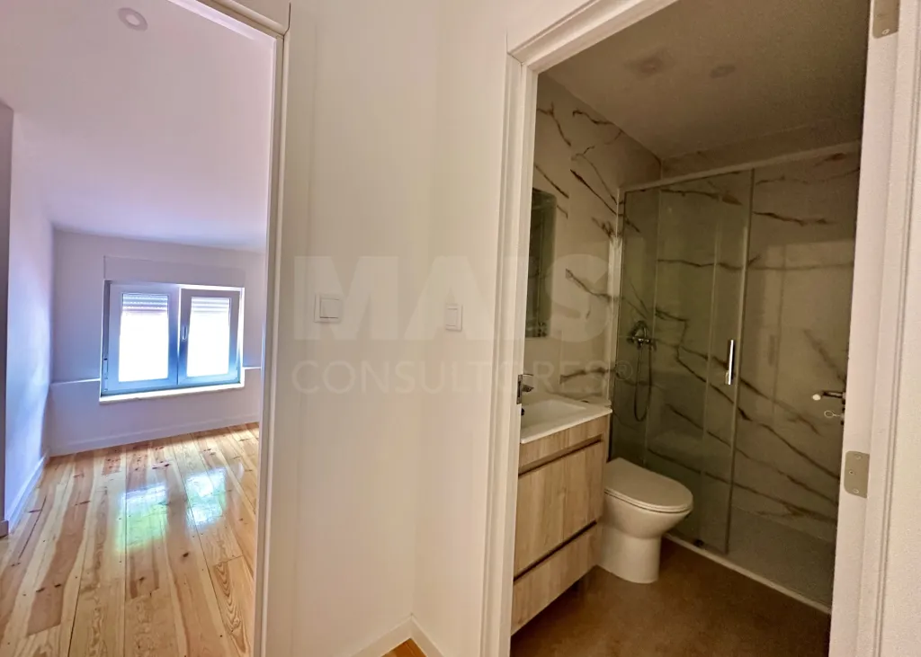 Moradia T3 em Banda Totalmente Renovada com Terraço - Avenidas Novas