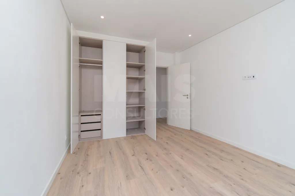 Premium, Like-New 3-Bedroom Apartment with Exceptional Balcony – Garage – Elevator – Convenient Access to Lisbon
