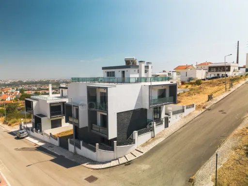 House 5 Bedrooms + 3 Bath with Pool | Garden | Box for 4 Cars in Famões