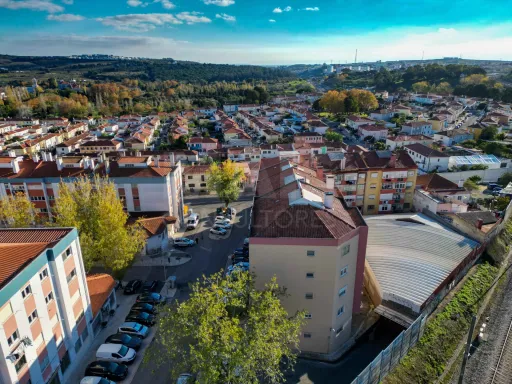T2 Moderno, 3 frentes c/arrecadação | Queluz Ocidental