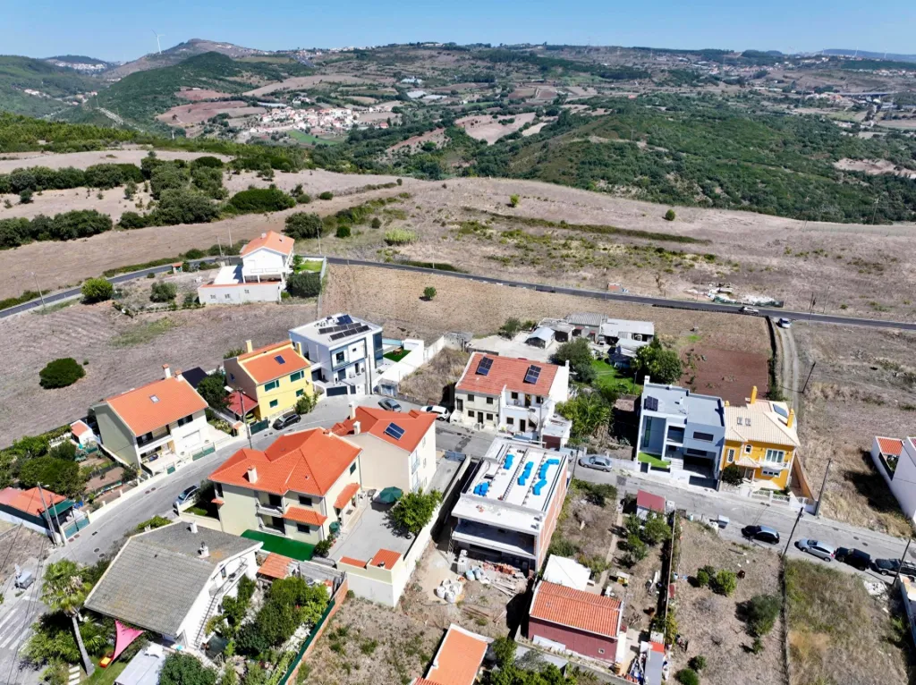 4 Bedroom Villa w/ Suite, Garden, Pool & Parking!