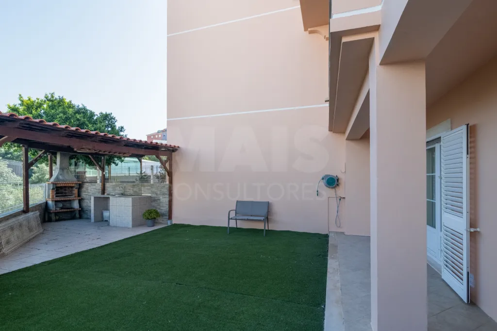 Andar de Moradia T4 com Terraço em Agualva-Cacém