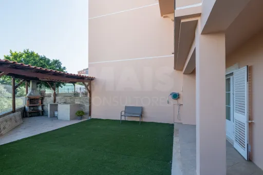 Andar de Moradia T4 com Terraço em Agualva-Cacém