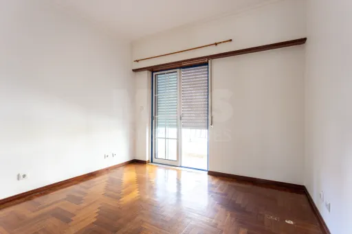 Apartamento T3 com parqueamento, arrecadação e varandas na Urbanização dos Pilares em Samora Correia.