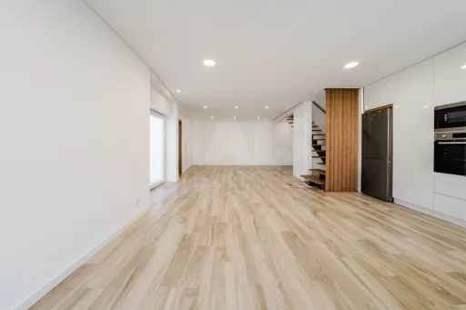 Moradia Remodelada T3 com terraço e pátio no Pó