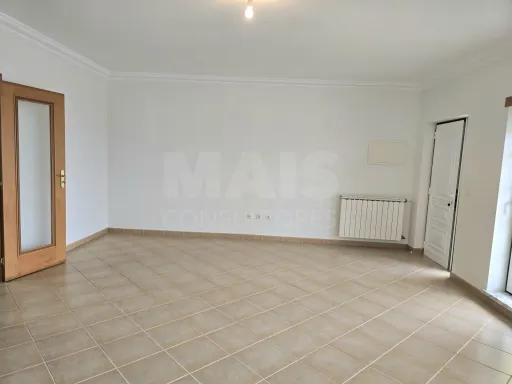 Moradia T4 com Terraço, Jardim e Garagem Fechada – Vale Maceira, Alfeizerão