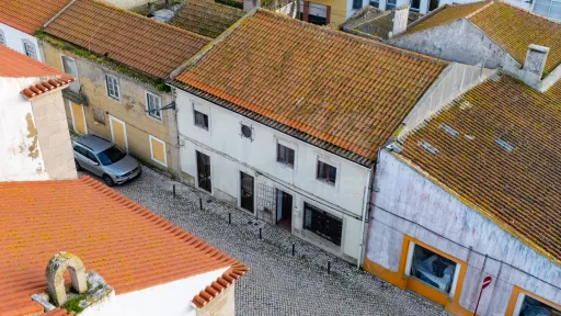 Dois prédios com 5 frações no centro de Peniche
