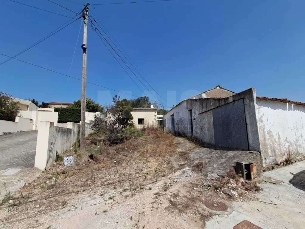 Moradia T2 c/ terreno em Salir de Matos