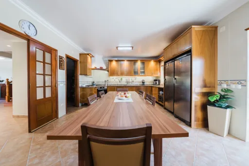 Moradia T3+1 pronta a habitar | Garagem fechada, pátio com churrasqueira e a 5 min das praias !