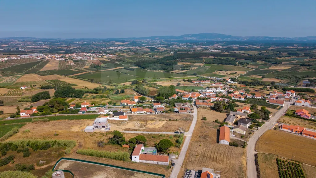 Moradia T4 nova com piscina em terreno de 2200m2