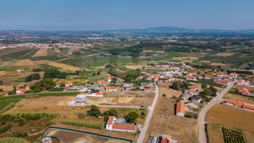 Moradia T4 nova com piscina em terreno de 2200m2