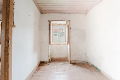 2 Moradias p/a recuperar em terreno plano c/ 4.603m2