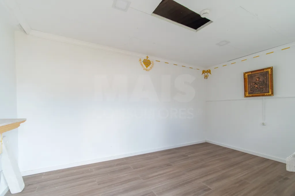 4-Bedroom House with Garage in Marinhais