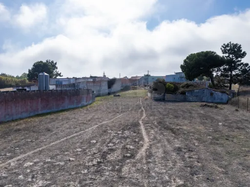 Terreno com ruína na Serra do Bouro