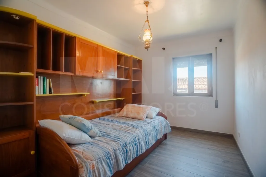 Quintinha T3 com 7.616 m² de terreno urbano e anexos (Casal do Rei)