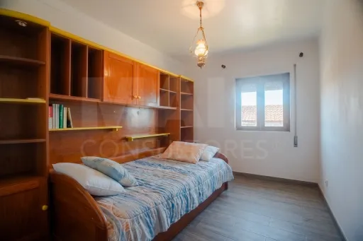 Quintinha T3 com 7.616 m² de terreno urbano e anexos (Casal do Rei)