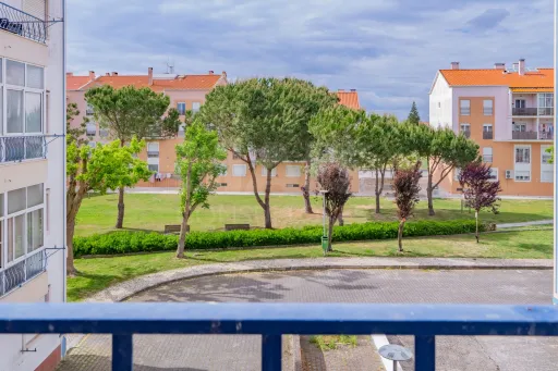 Apartamento T1 com parqueamento e arrecadação em Samora Correia