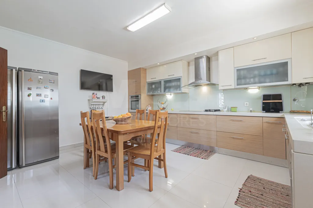 🏡✨ Moradia T4 em Alenquer com Piscina e Espaço de Convívio ao Ar Livre!