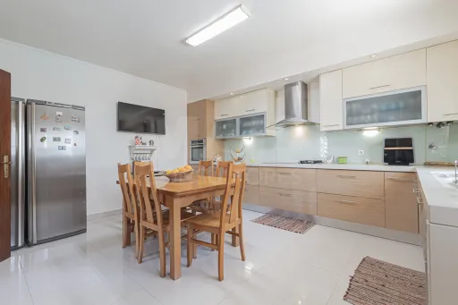 🏡✨ Moradia T4 em Alenquer com Piscina e Espaço de Convívio ao Ar Livre!