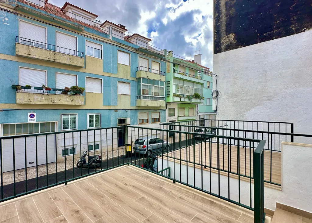 Moradia T3 em Banda Totalmente Renovada com Terraço - Avenidas Novas