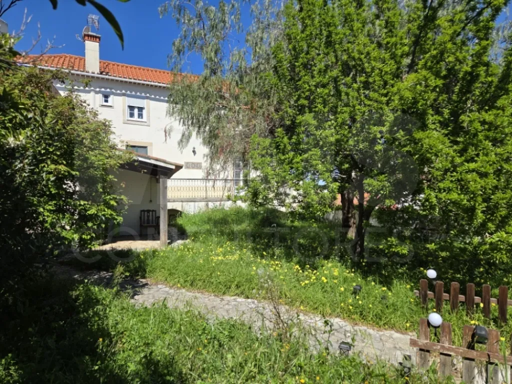 Prédio no Centro de Torres Novas com Jardim e Forte Potencial para constituição de Propriedade Horizontal com elevada rentabilidade de investimento