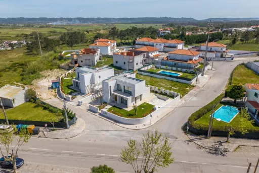Moradia T3 (3 Suítes) com piscina e jardim - Salir do Porto