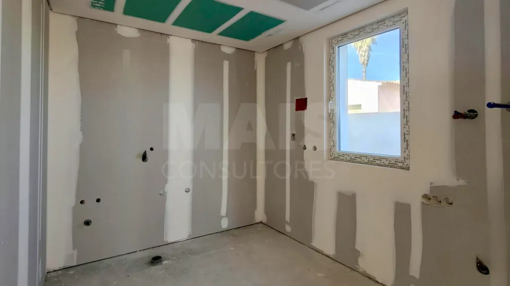 Moradia Térrea T4 com Suite Master, Piscina de Água Salgada, Garagem e Acabamentos Premium !