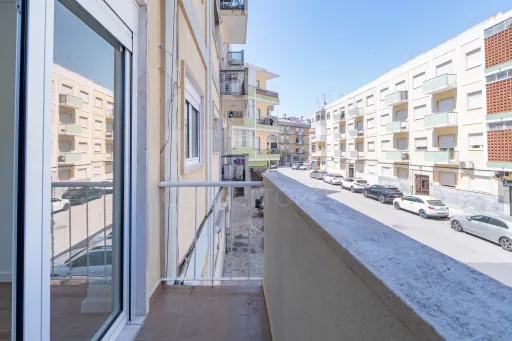 Apartamento T2 Totalmente Remodelado com Varanda no Coração de Alverca | Modernidade, Conforto e Localização de Excelência