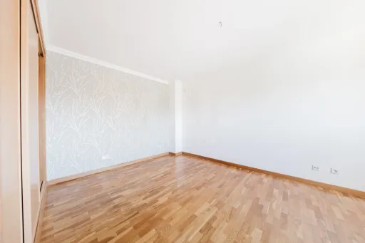 Moradia com 3 quartos em suíte, e terraço com vista desafogada.