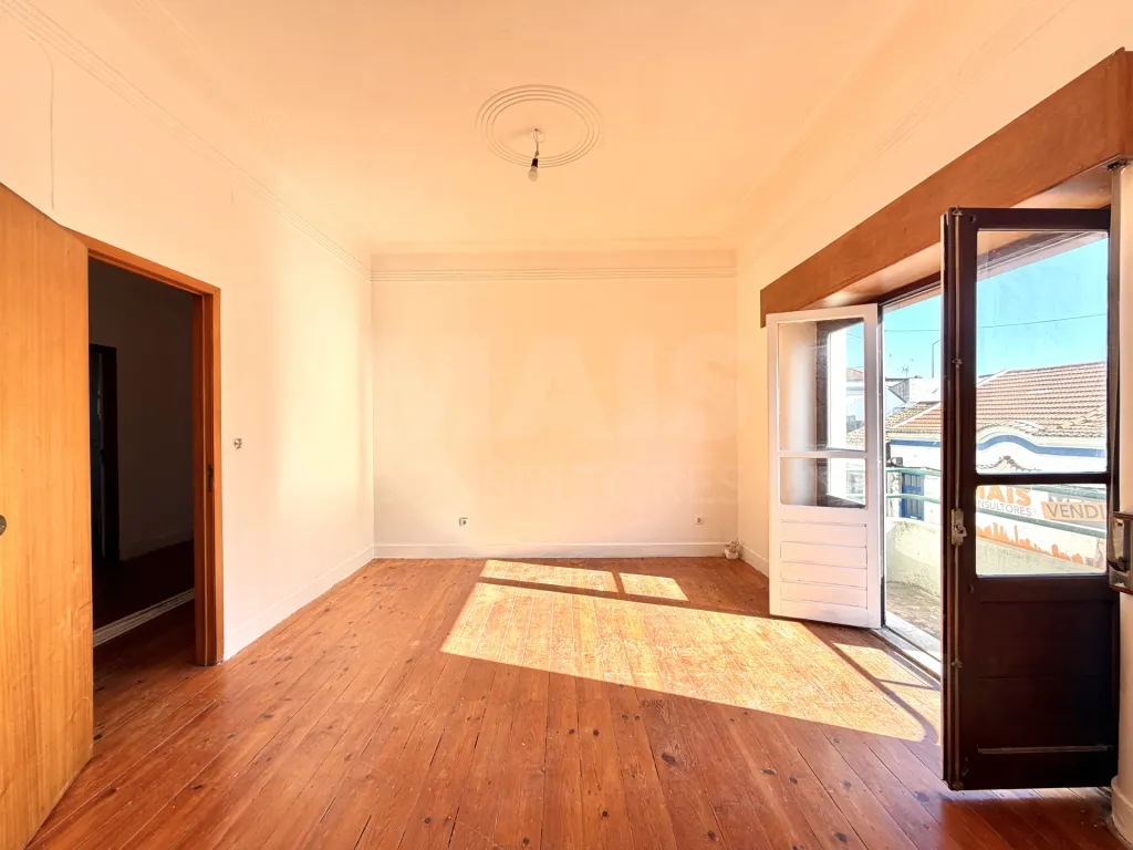 Apartamento T1+2 com terraço no centro de Samora Correia