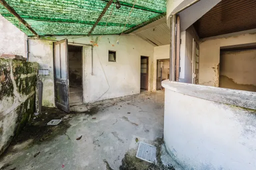 Quinta com duas moradias em ruína, poço e anexo com T0!