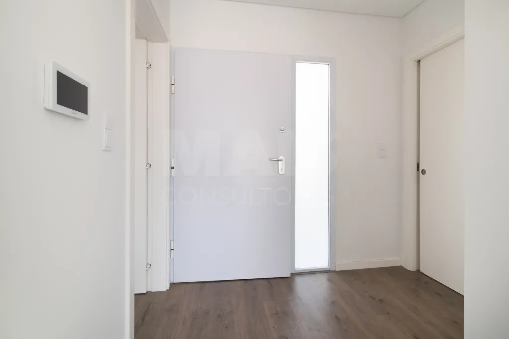 Moradia Geminada T4 + 1 com Piscina Famões