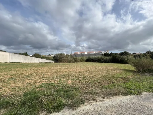 Terrenos Disponíveis em PDM Urbano Próximos das Praias do Oeste, com Fácil Acesso a Lisboa!