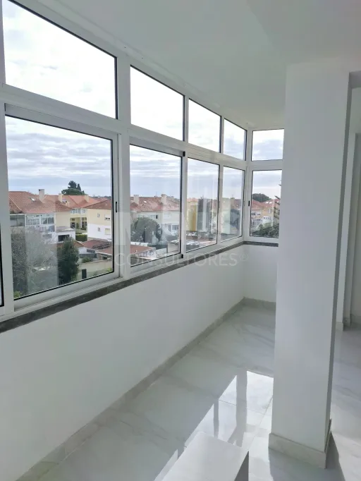 Apartamento T3 Remodelado em Carcavelos, Cascais