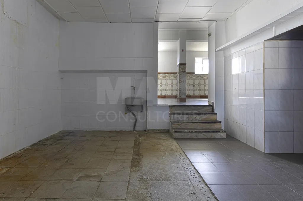 Espaço Comercial 115 m² na EN10 | Localização Premium e Máxima Visibilidade – Porto Alto
