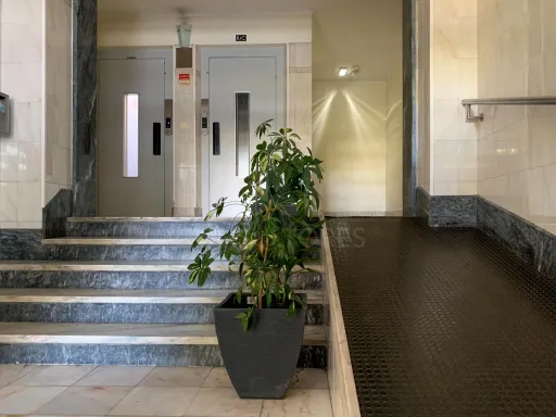 Apartamento com 4 assoalhadas em prédio com elevador